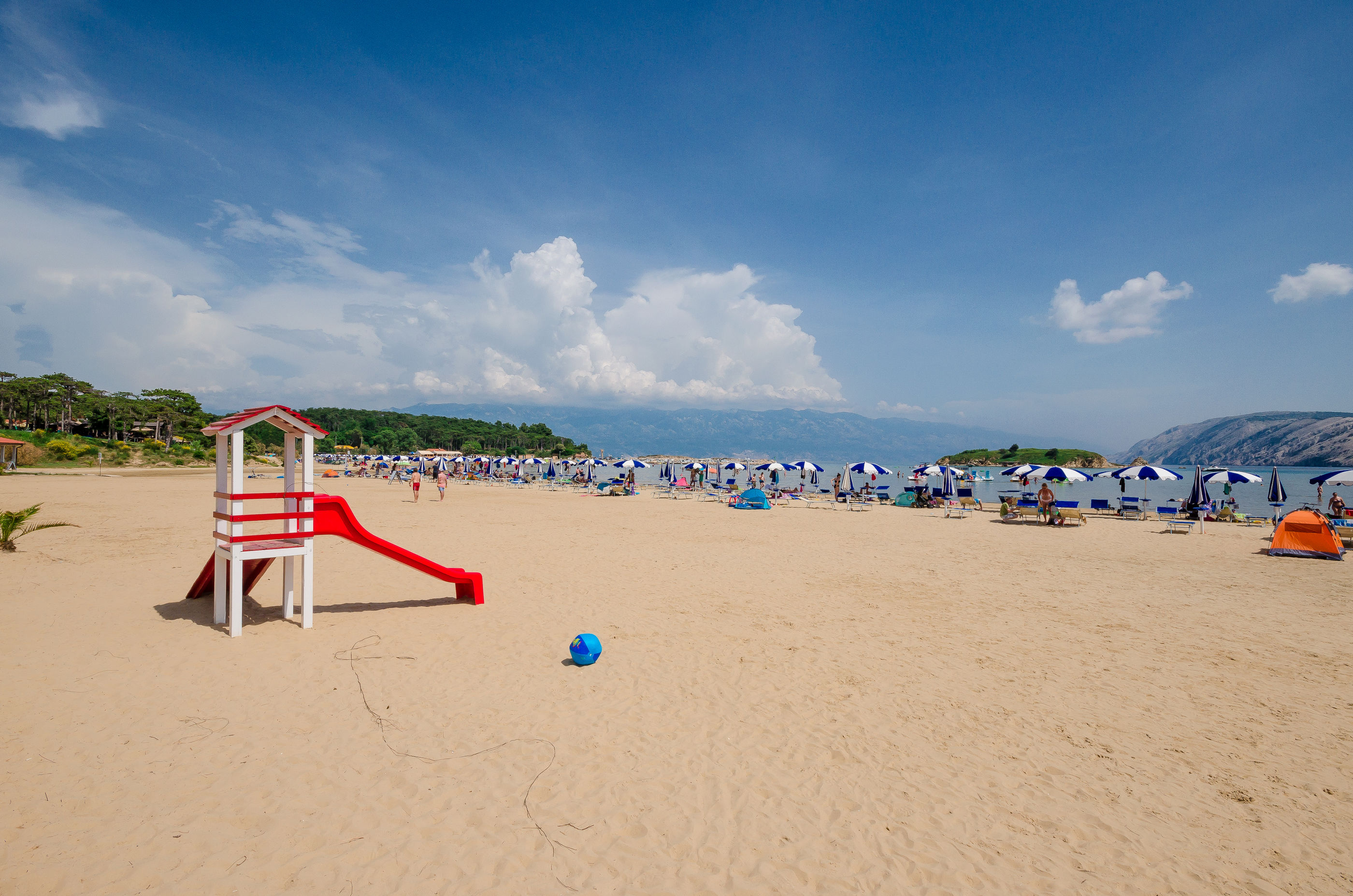 Rajska plaža s pozvolným vstupem do moře.