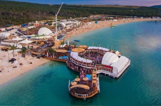 Pláž Zrće na ostrově Pag - Jedinečné místo pro letní zábavu, diskotéky a party v Chorvatsku