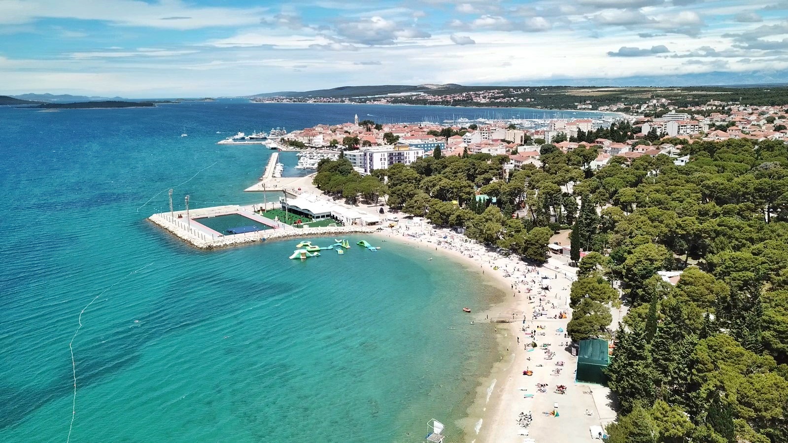 Leteck&yacute; pohled na pl&aacute;ž Dražica.